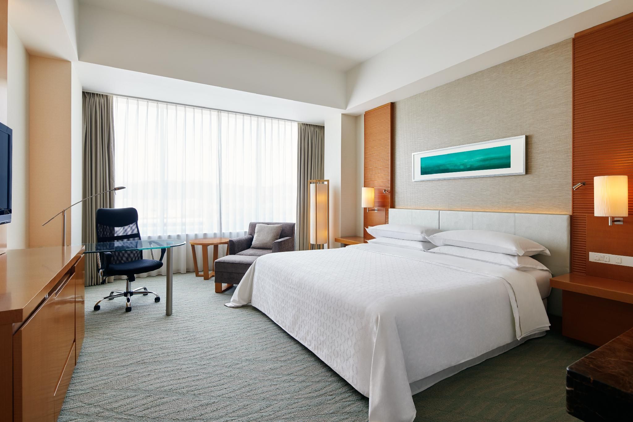 Larger Guest room, 1 King, Corner room