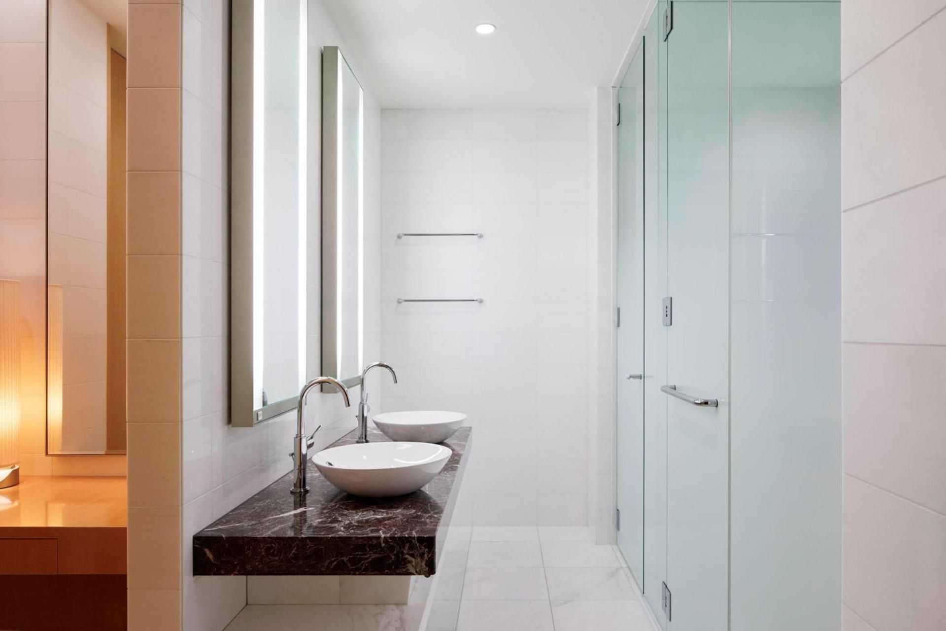 Club level, 1 Bedroom Suite, 1 King, High floor