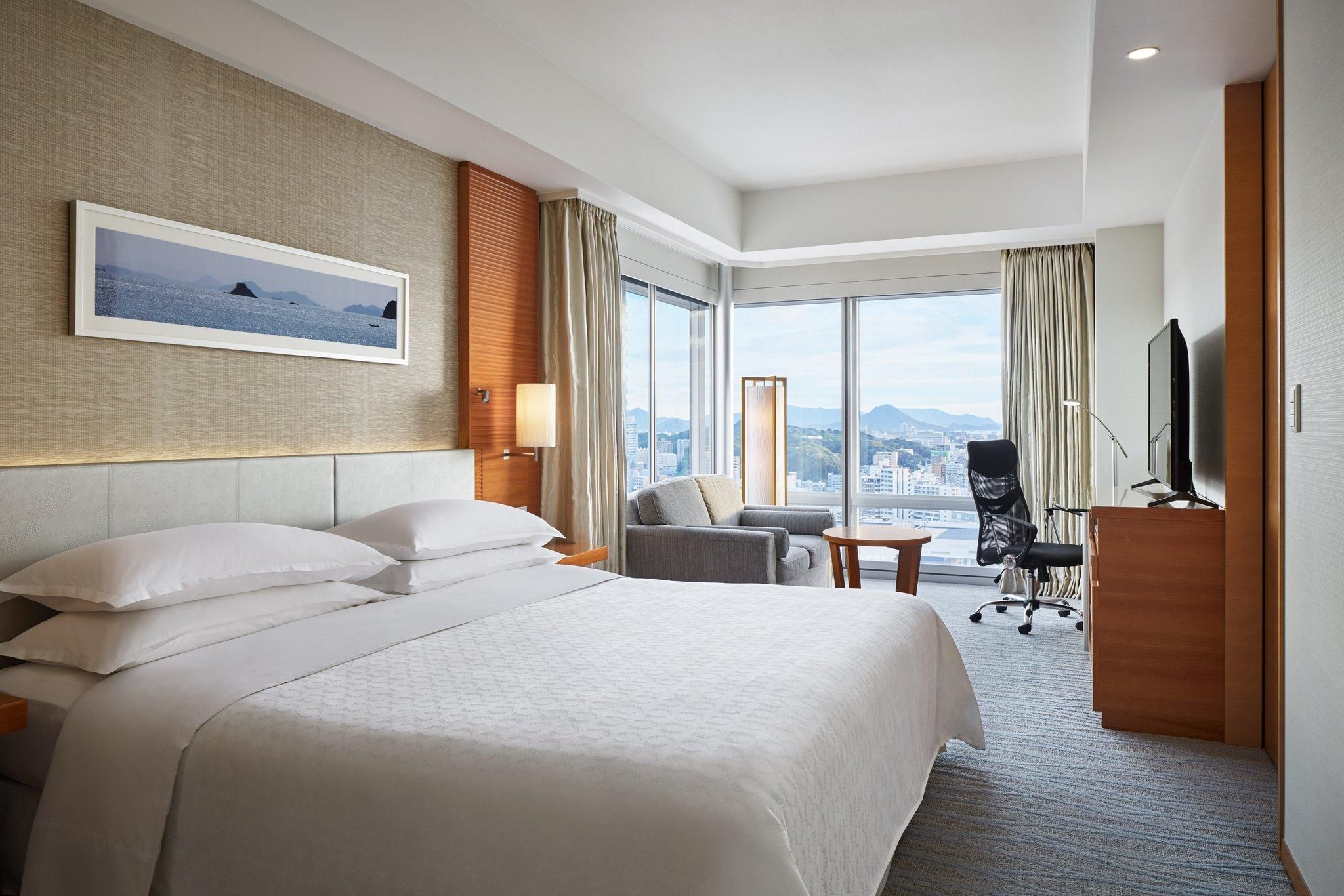 Larger Guest room, 1 King, Corner room
