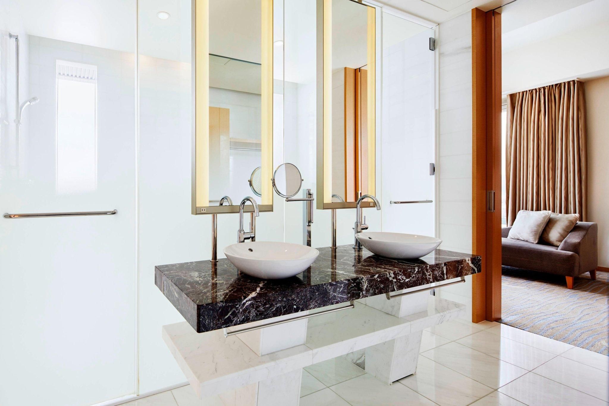 Club Level, 1 Bedroom Larger Suite, 2 Queen, Corner Room, High Floor