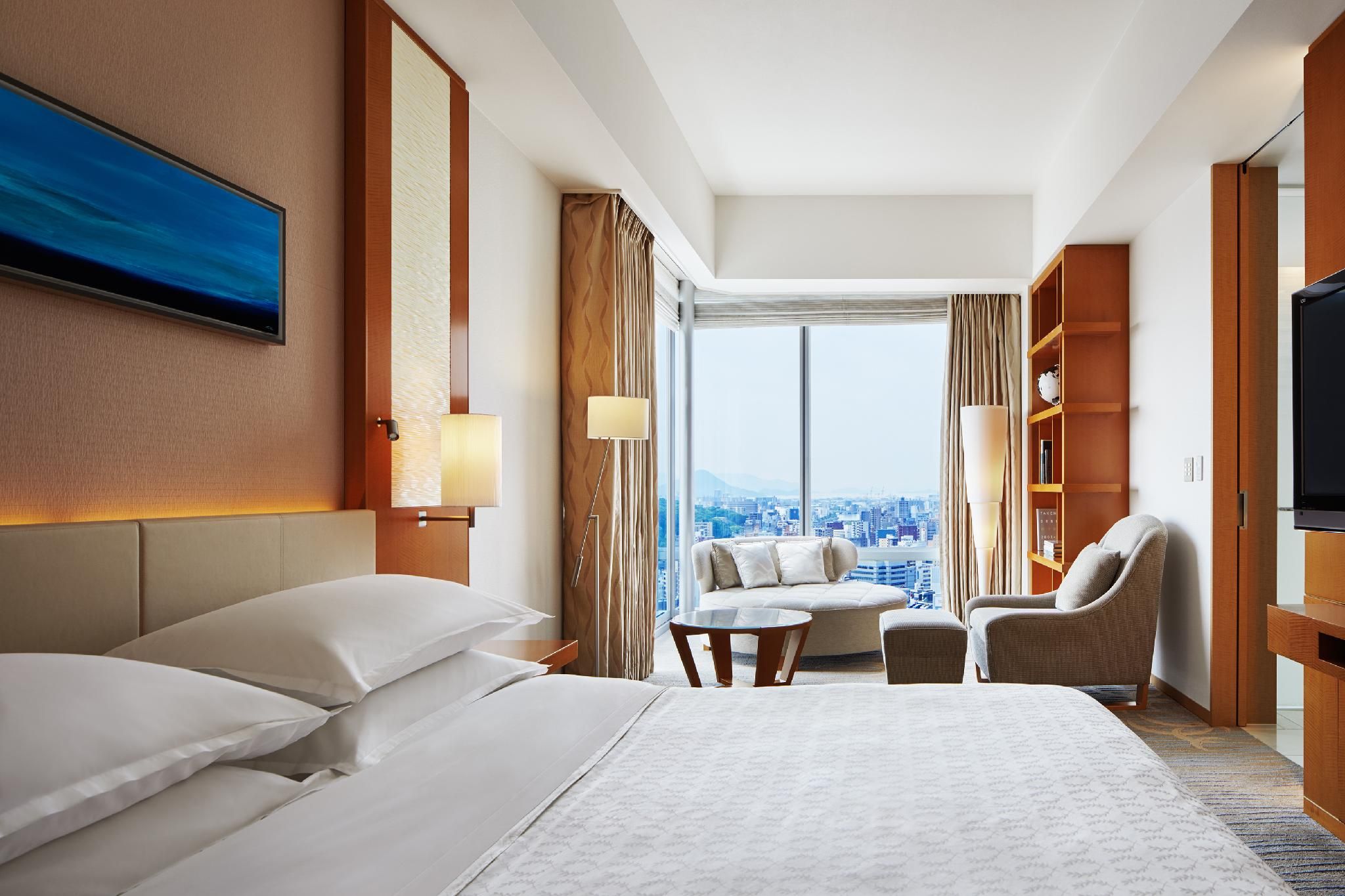 Club level, 1 Bedroom Suite, 1 King, Corner room