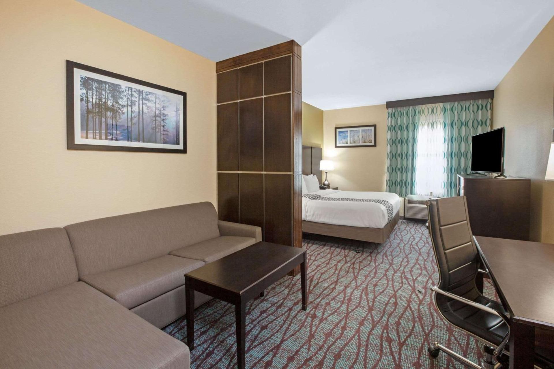 1 King Bed, Deluxe Mobility/Hearing Accessible Room, Tub w/Grab Bars, No Smoking