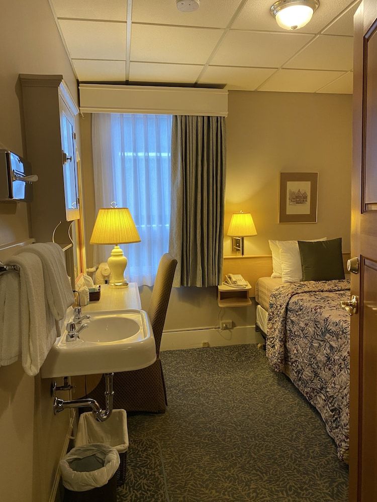 Economy Room, 1 Twin Bed, Shared Bathroom