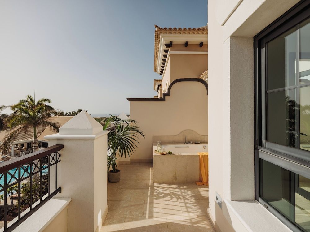 Red Level Junior Suite Front Ocean View with Whirlpool