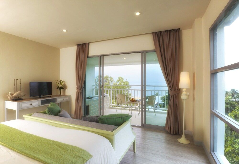 Deluxe Room, Partial Sea View, Corner