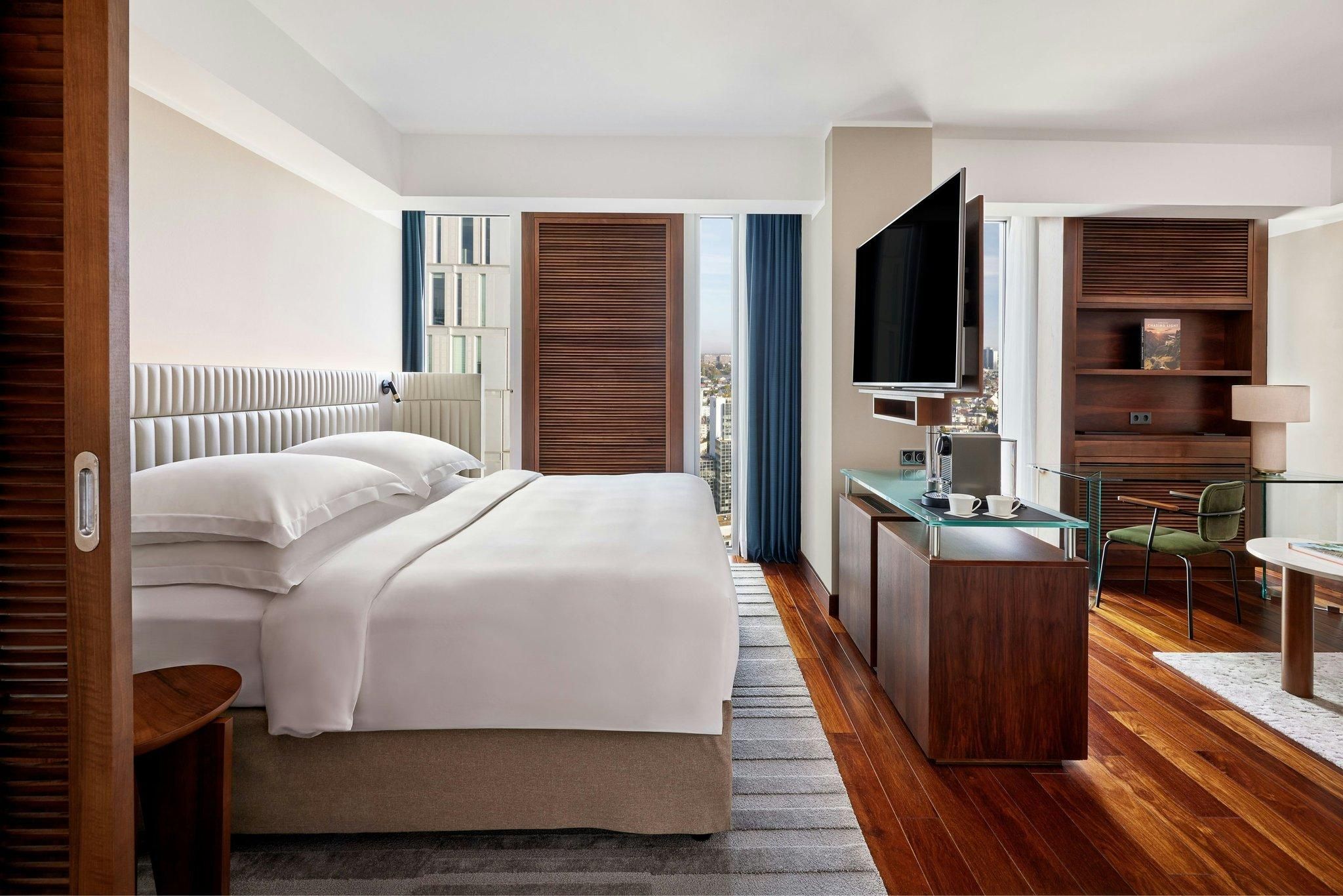 Deluxe Corner Room, Deluxe Guest room, 1 King, Sofa bed, Corner room