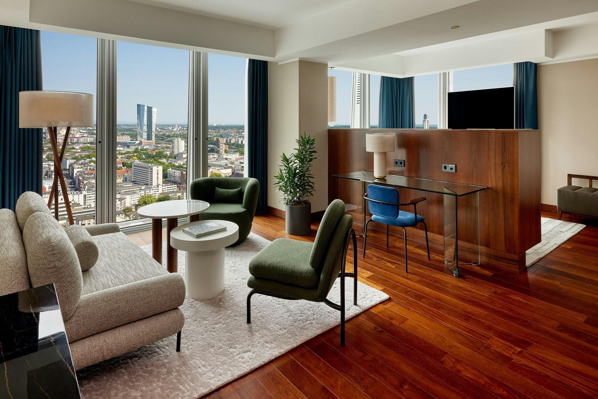 Panoramic Suite, Suite, 1 King, Non-Private Sofa bed