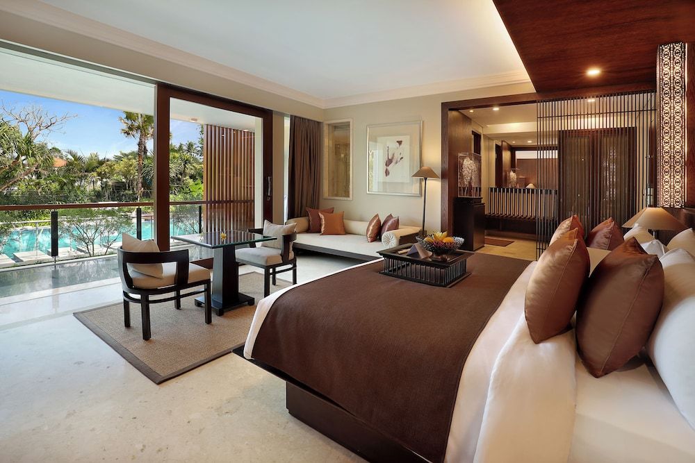 Suite, Balcony, Pool View