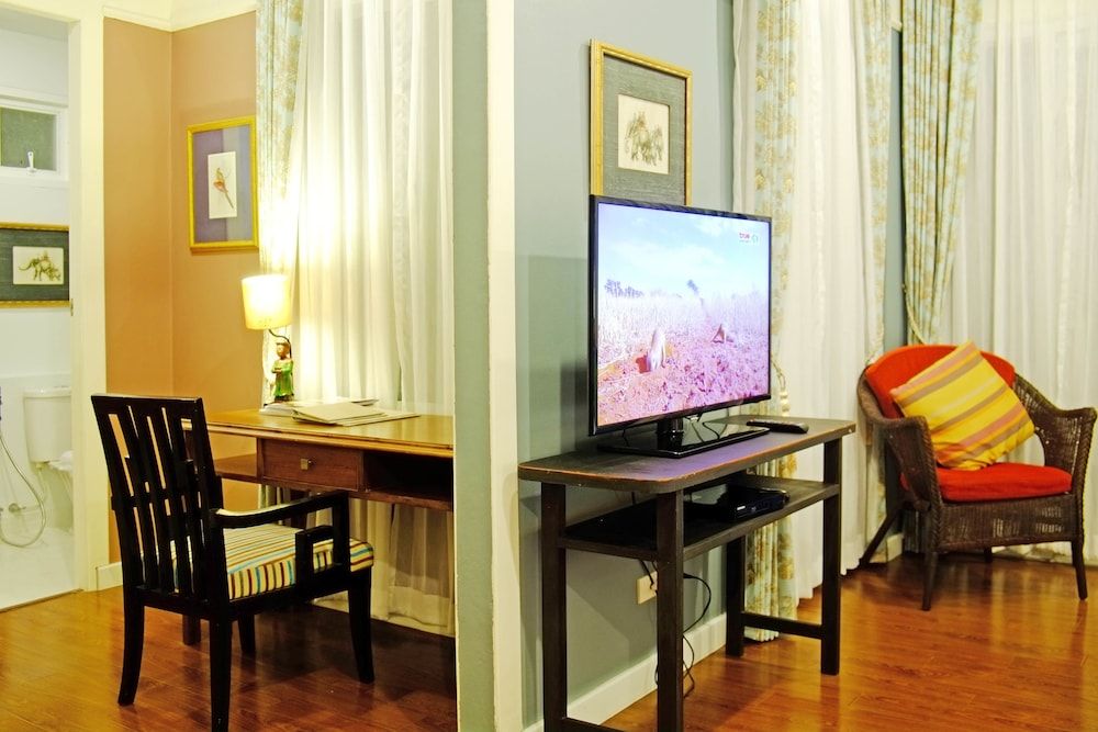 Zantiis Ndol Villas Deluxe room 6