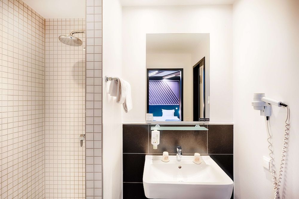 B&B Hotel München-Moosach Twin Room 4