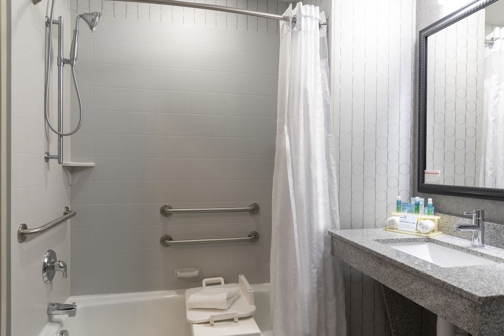 Holiday Inn Express Hotels & Suites Columbus-Polaris Parkway by IHG Standard Room, 2 Queen Beds, Accessible (Mobility, Access Tub) 5