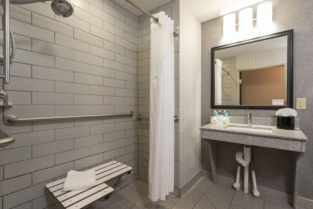 Holiday Inn Express Hotels & Suites Columbus-Polaris Parkway by IHG Standard Room, 2 Queen Beds, Accessible (Mobility, Access Tub) 4