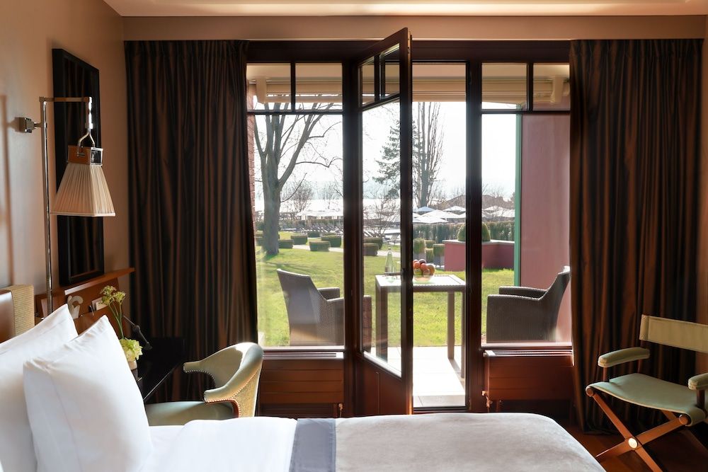 La Reserve Geneve Hotel and Spa Deluxe Room, 1 King Bed, Lake View 2