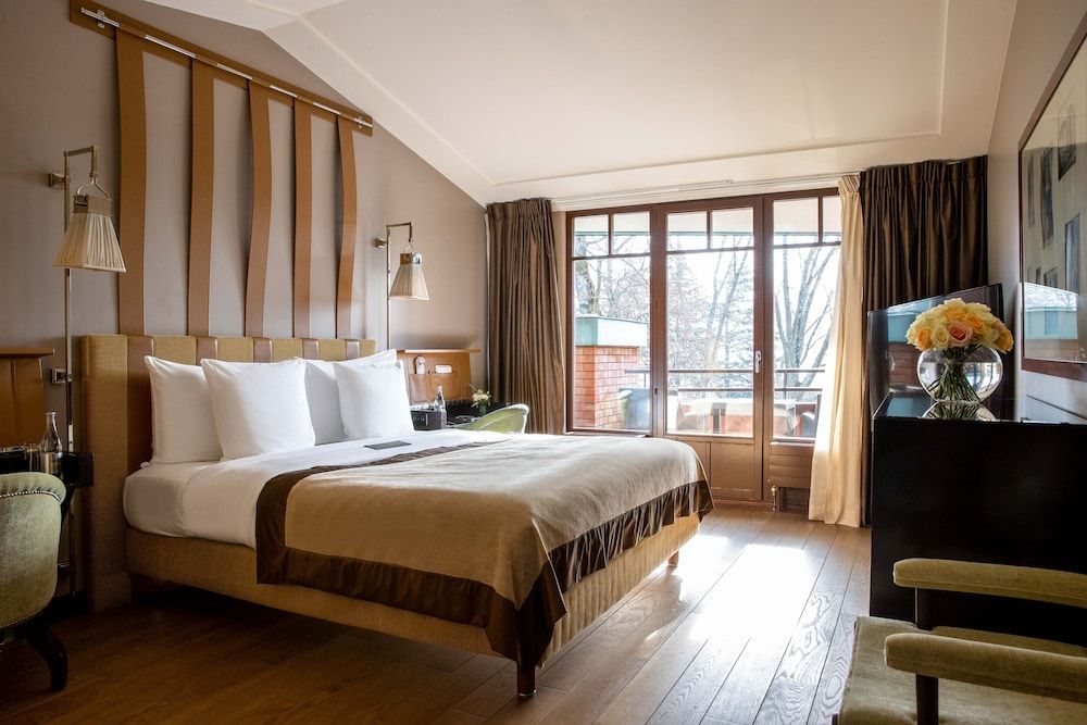 La Reserve Geneve Hotel and Spa Deluxe Room, 1 King Bed, Lake View 4