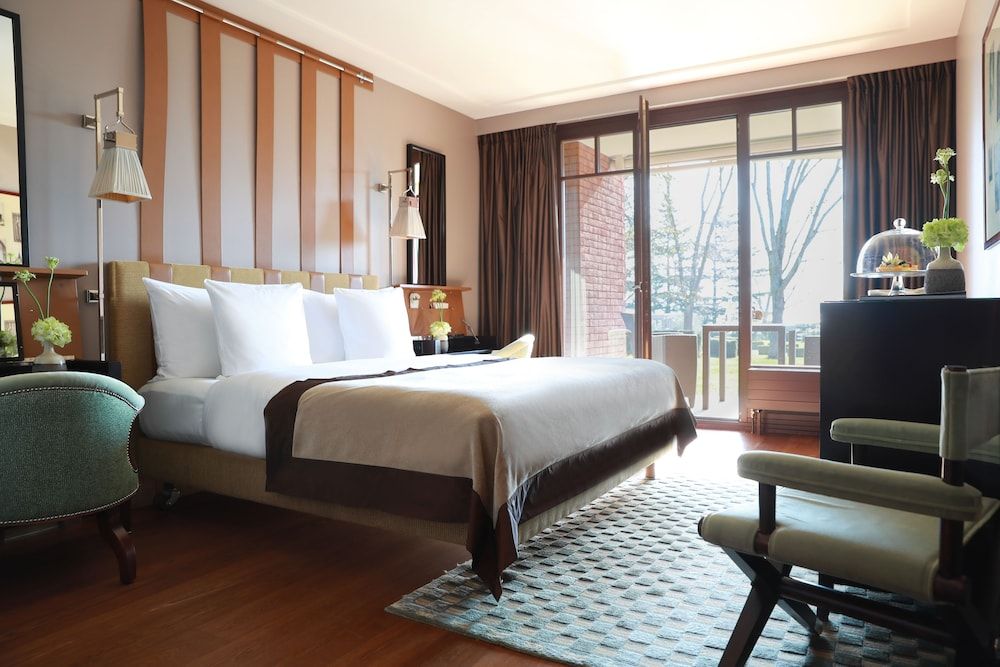 La Reserve Geneve Hotel and Spa Deluxe Room, 1 King Bed, Lake View 3