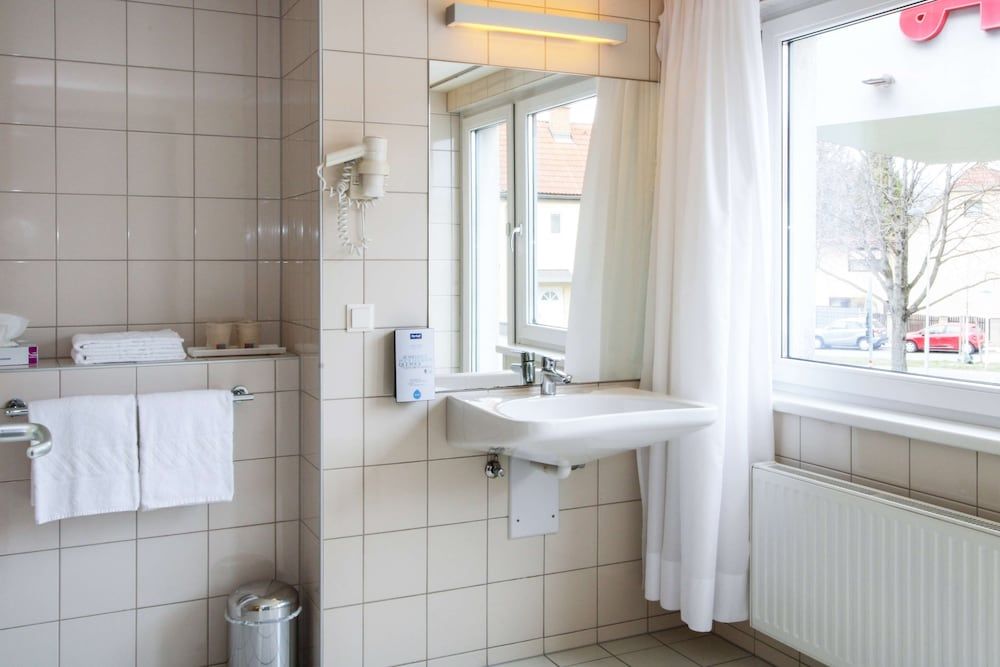 Kyriad Vienna Altmannsdorf Standard Room, 2 Twin Beds 7