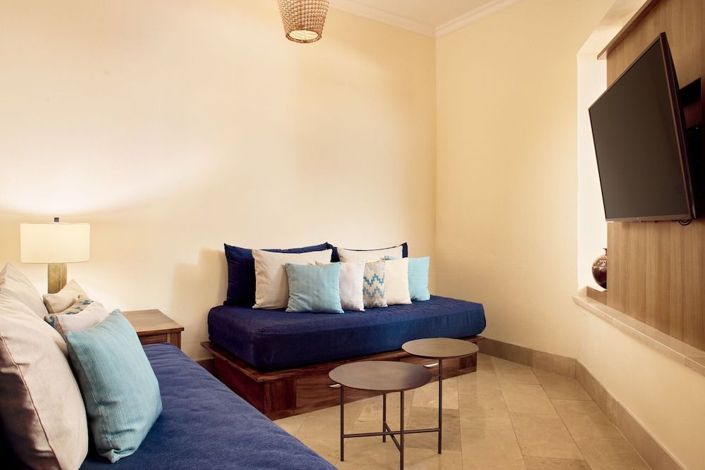 Master Family Suite, Bedroom 1 : 1 King, Bedroom 2 : 2 Twin futon