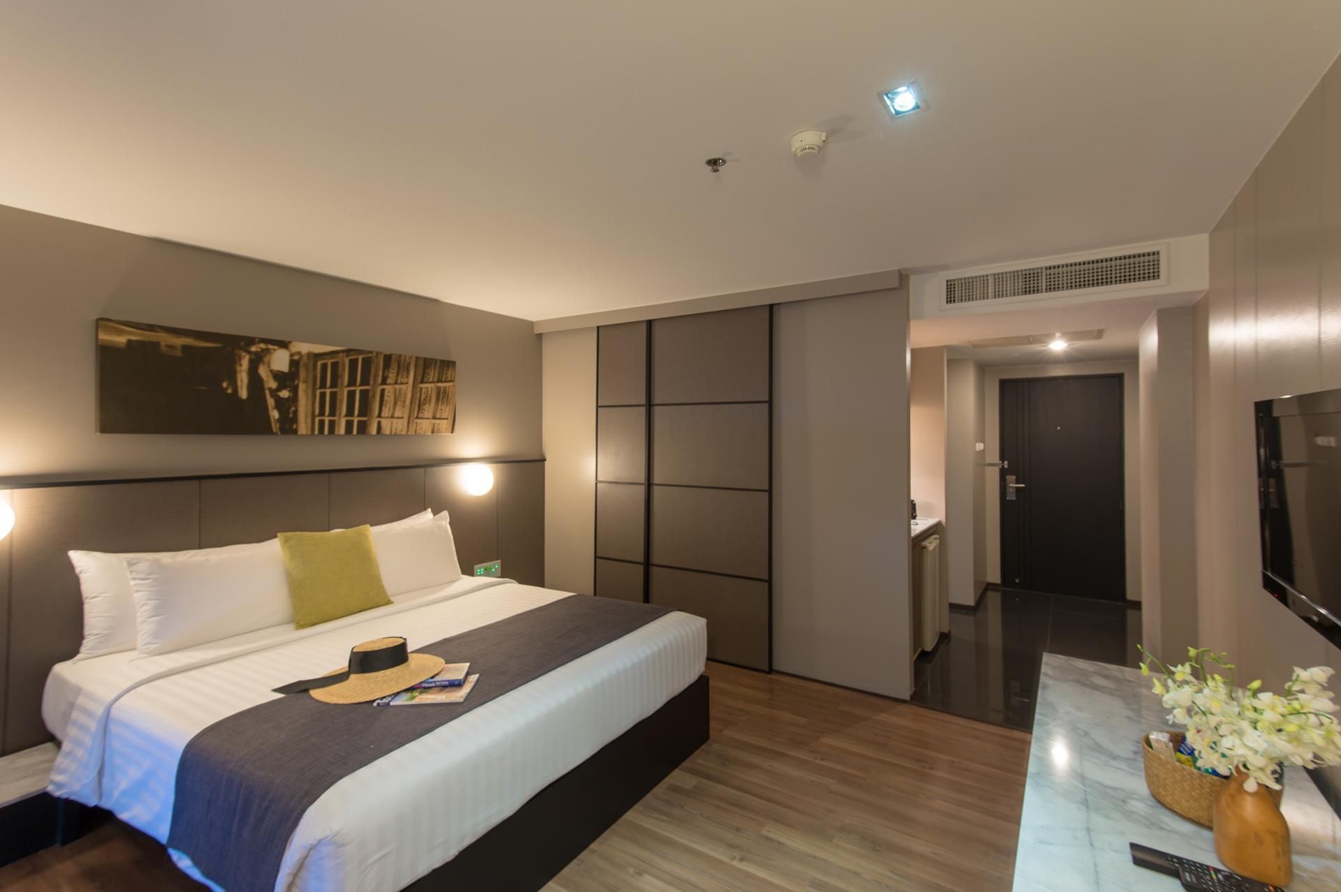 Page 10, Hotel Deluxe 2