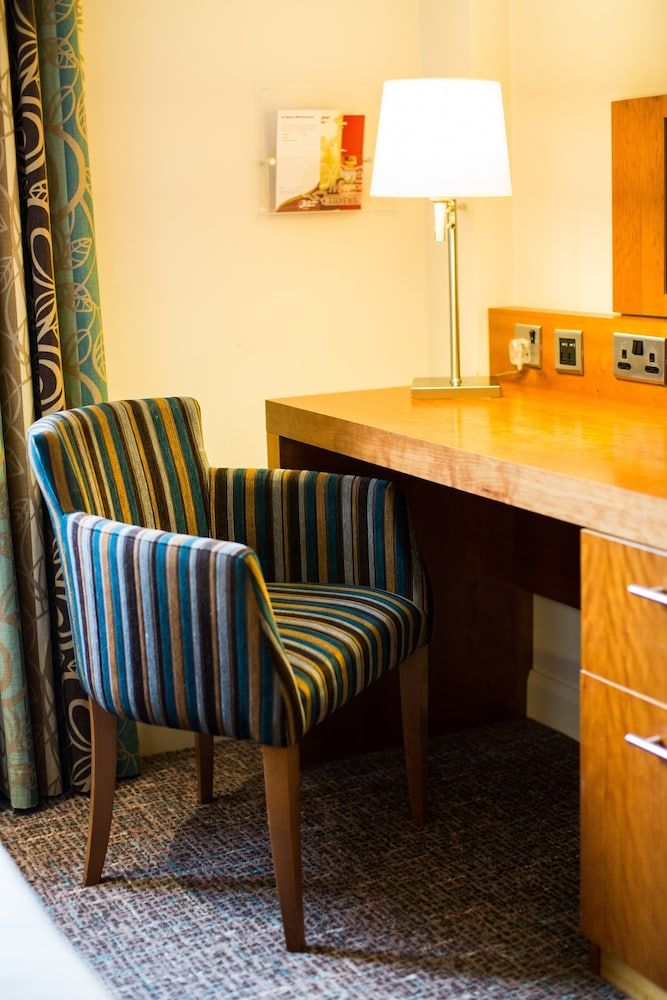 Drayton Manor Hotel Standard Twin Room 4