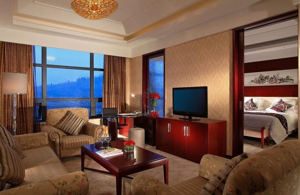 Deluxe Suite with Lake View