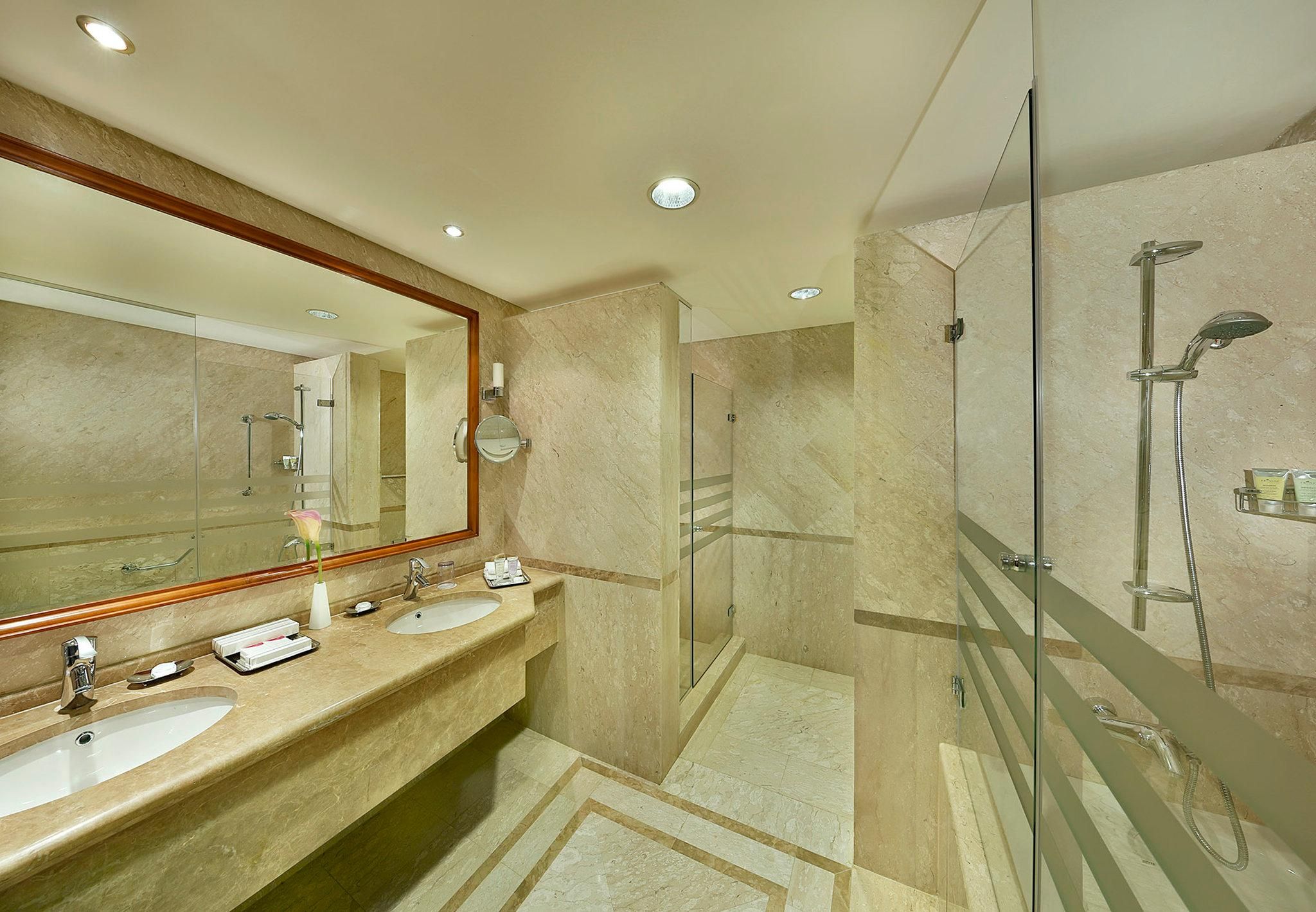 1 King 1 Bedroom Suite Smoking Sea View