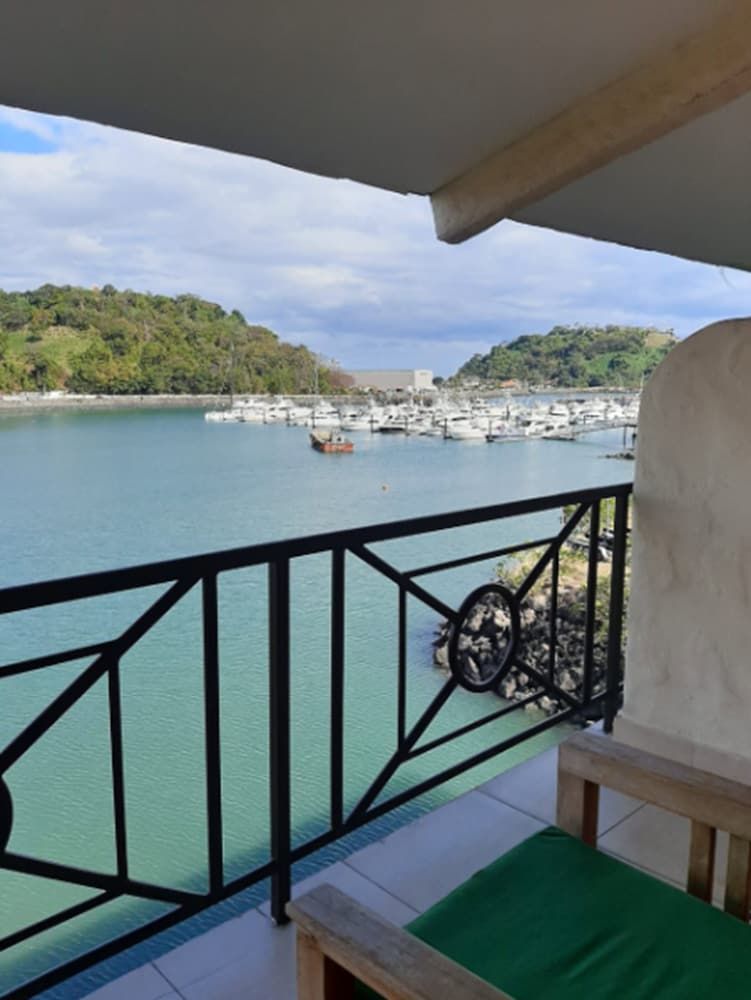 The Beach House Standard Room, 2 Double Beds, Bay View 5