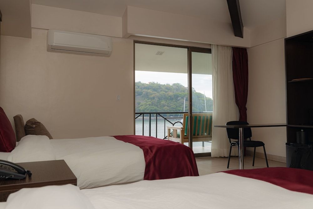 The Beach House Standard Room, 2 Double Beds, Bay View 4