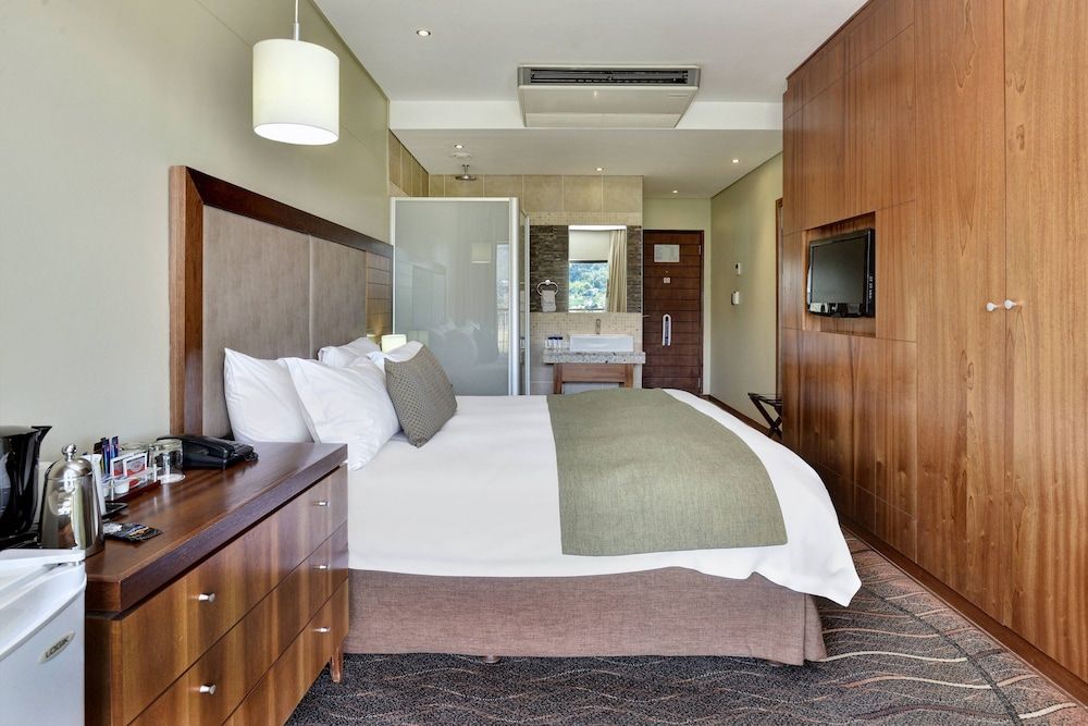 Protea Hotel by Marriott Clarens Deluxe Room, 1 King Bed, Mountain View 8