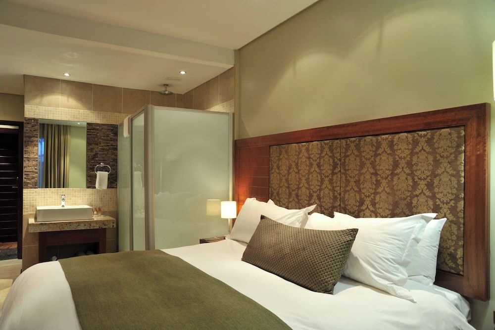 Protea Hotel by Marriott Clarens Deluxe Room, 1 King Bed, Mountain View 9