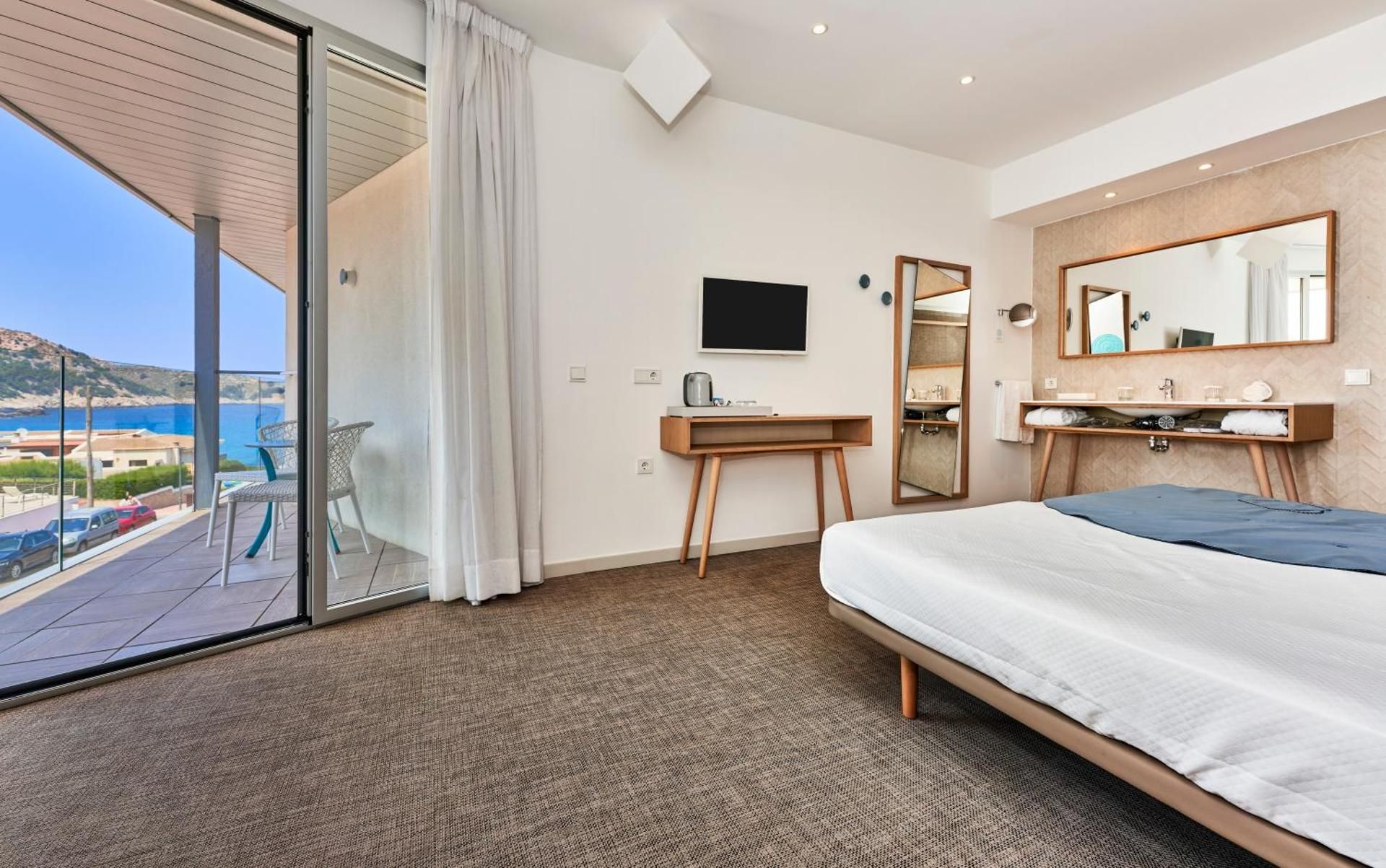 Double or Twin Room with Partial Sea View