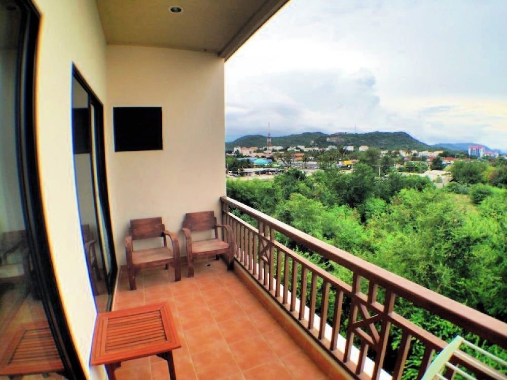 Narawan Hotel Standard Twin Room 5