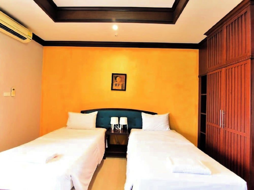 Narawan Hotel Standard Twin Room 4