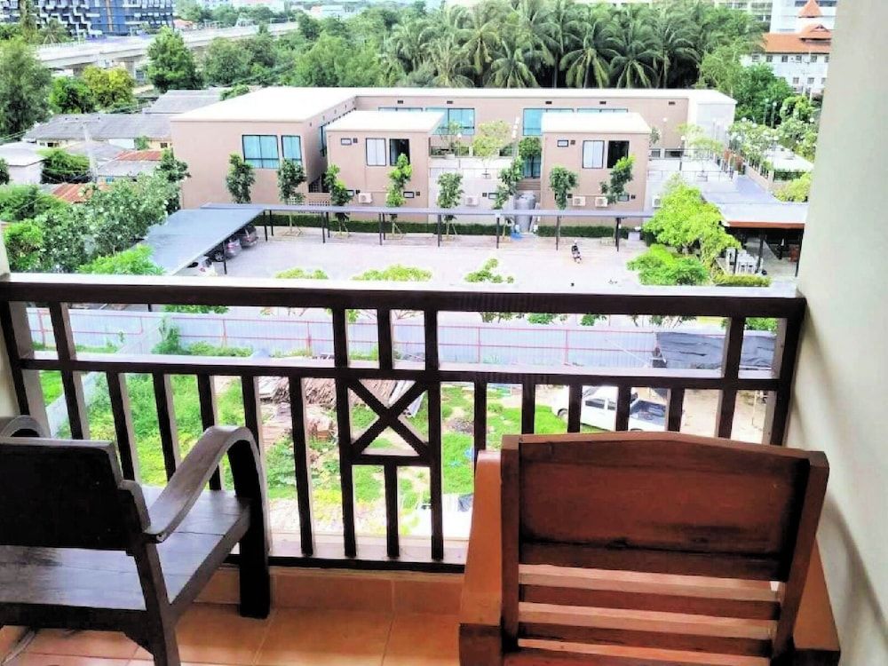 Narawan Hotel Standard Twin Room 6