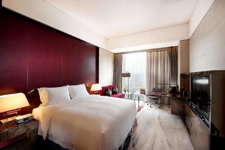 King Hilton Guestroom