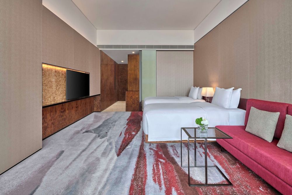 Room (Twin hilton guestroom)