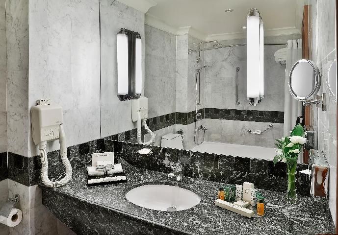 DELUXE ROOM THREE BED PARTIAL HARAM