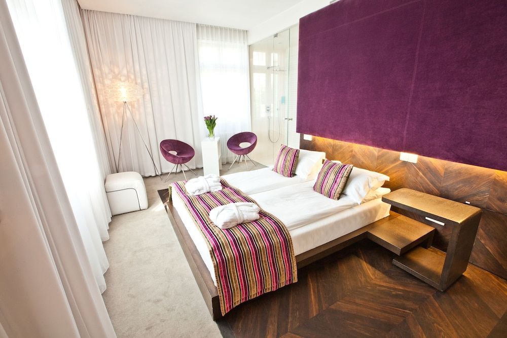 Comfort Room, 1 Queen Bed