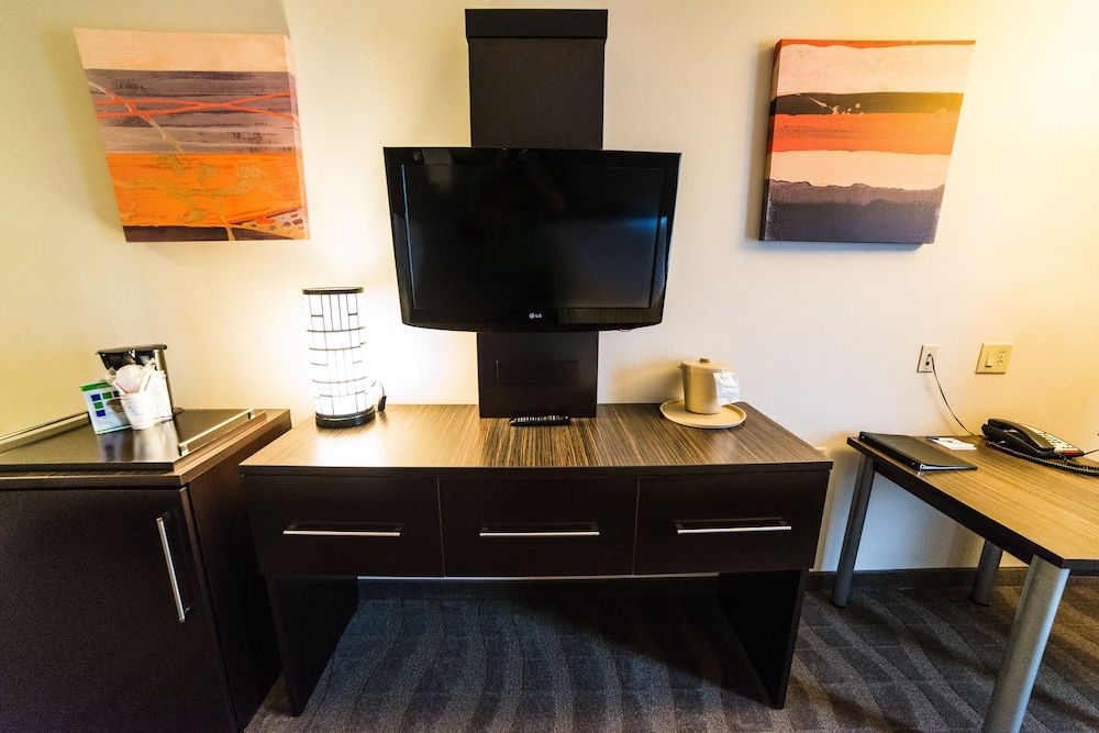 Suite, 1 King Bed, Accessible Bathtub (Mobility)