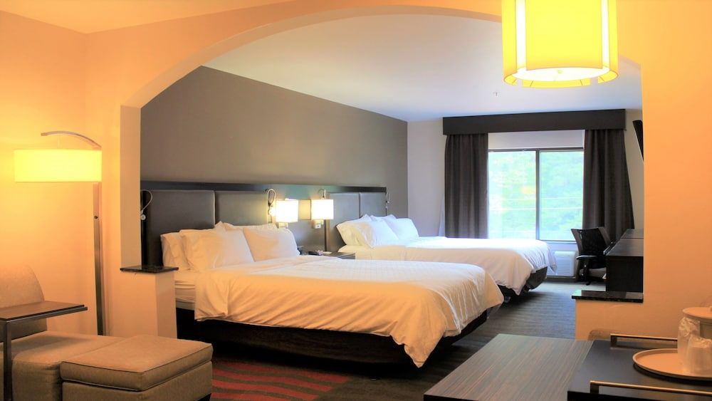 Suite, 2 Queen Beds (Additional Living Area)