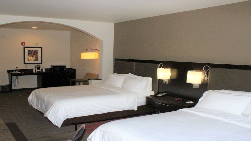 Suite, 2 Queen Beds (Additional Living Area)