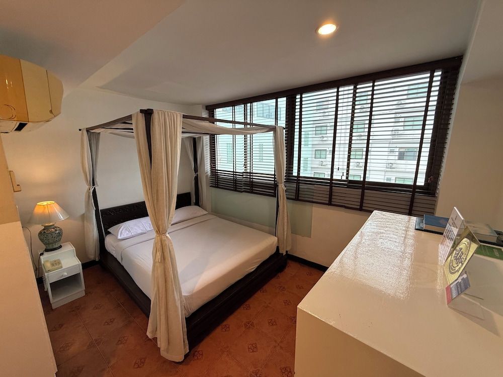 Standard Double Room, Bathtub