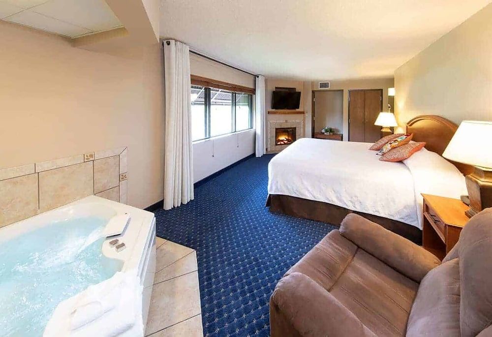 Hotel Glenwood Springs King Bed with a jacuzzi tub 2
