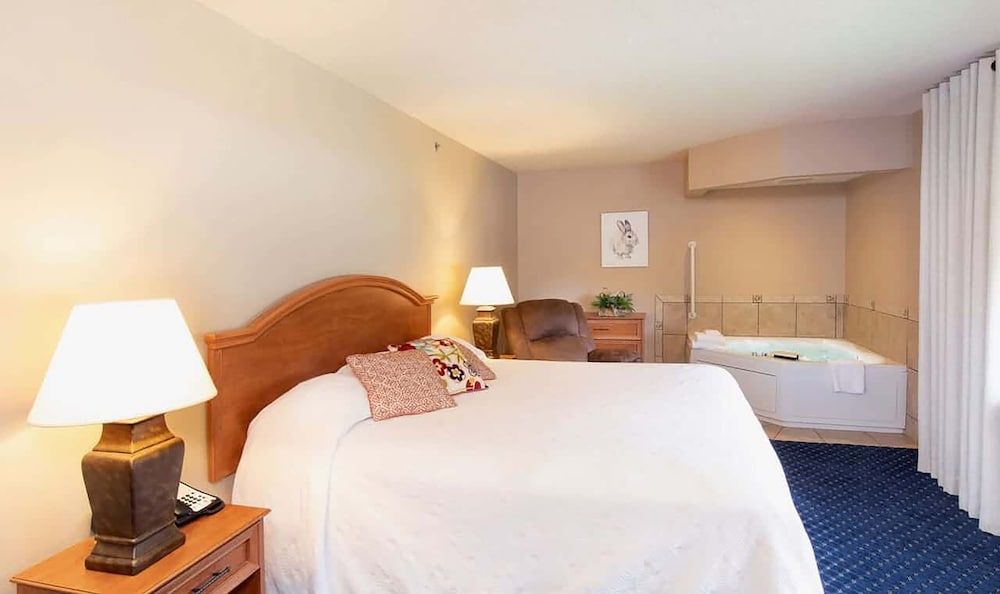 Hotel Glenwood Springs King Bed with a jacuzzi tub 3