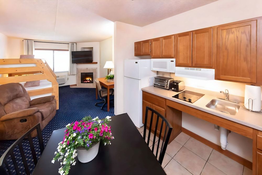 Hotel Glenwood Springs King Kitchenette Suite 2