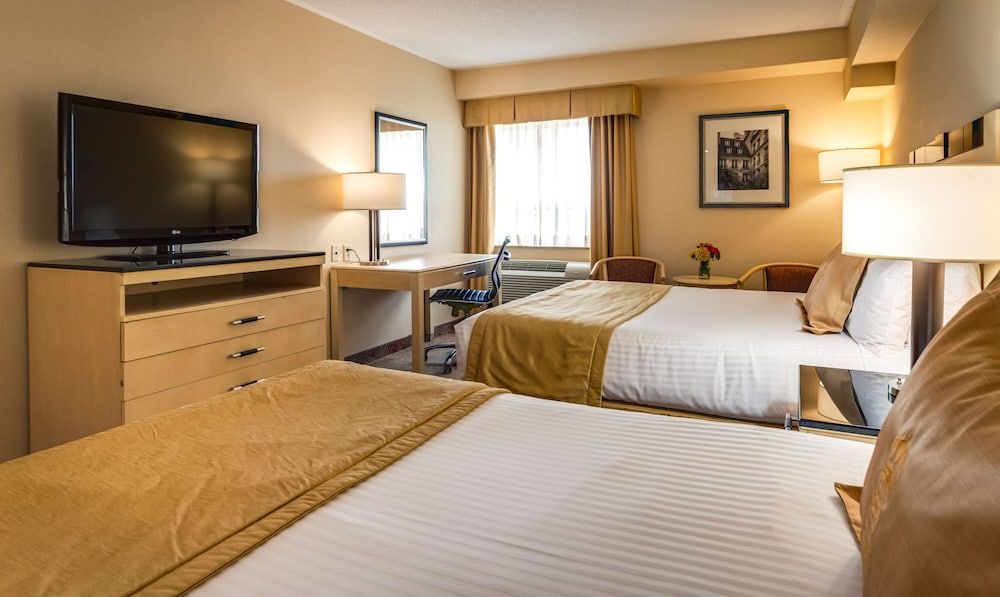 Monte Carlo Inn & Suites Downtown Markham Standard Room with 2 queen beds 4