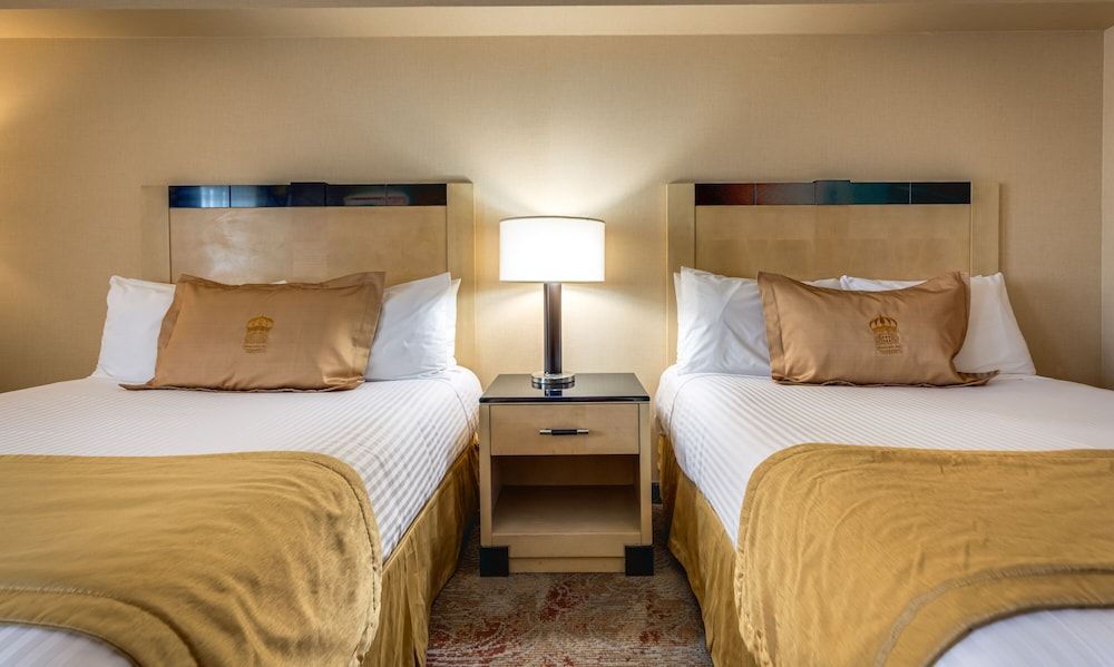 Monte Carlo Inn & Suites Downtown Markham Standard Room with 2 queen beds 2