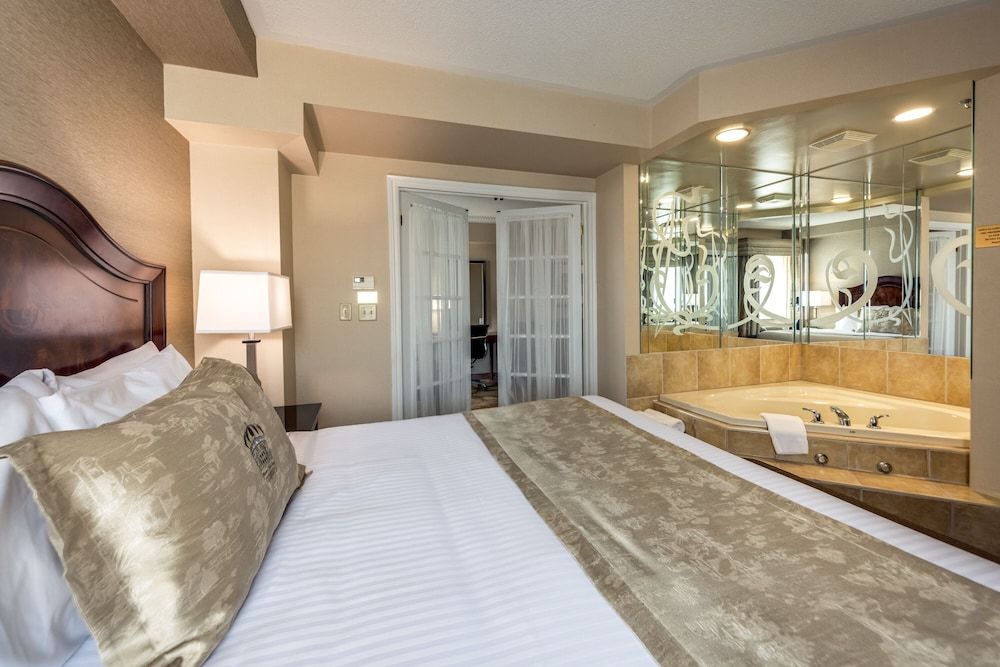 Deluxe King Suite with Jetted Tub-Separate Living Room