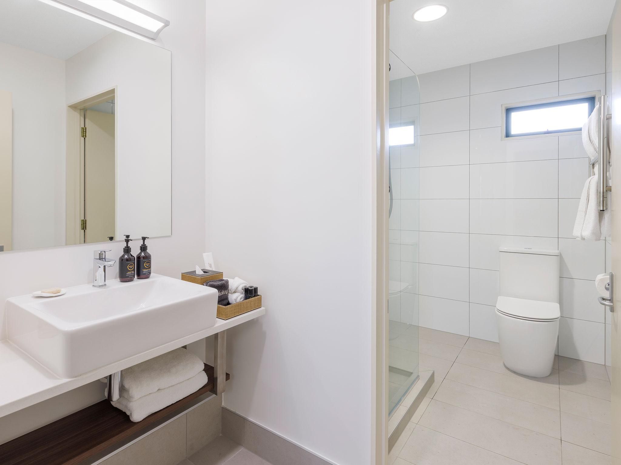 JetPark Hotel Hamilton Airport Family Suite 3