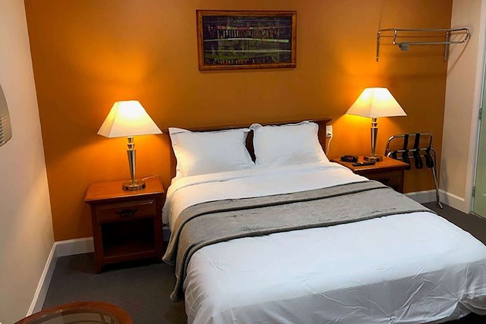 Howard Johnson by Wyndham Ridgecrest, CA Room, 1 Queen Bed, Non Smoking 10