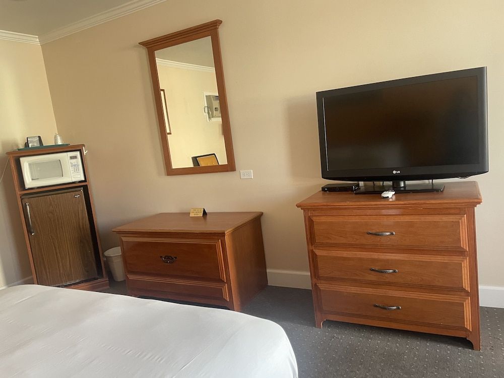 Howard Johnson by Wyndham Ridgecrest, CA Room, 2 Queen Beds, Non Smoking 9